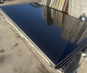 czarny granit jet black